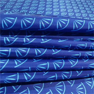 70gsm che calandra la laminazione del tessuto del poliestere tessuta 100 stampata per i rivestimenti